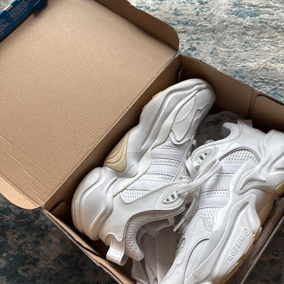 Adidas Originals Magmur Women’s White Runner Size 6.5 (runs large) - Picture 6 of 8